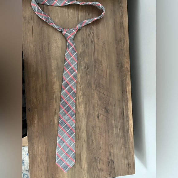 Dockers Gray and Red Classic Necktie with Silky Finish - Picture 2 of 3
